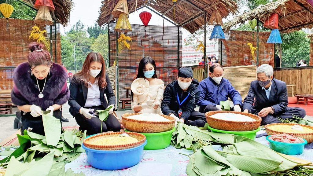 gói bánh chưng gửi tặng thiếu nhi có hoàn cảnh khó khăn tại miền Trung