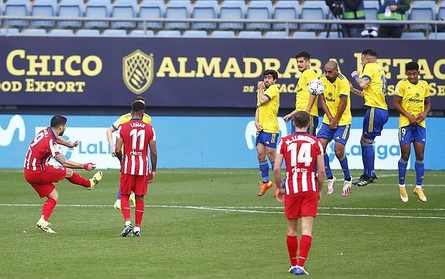 Suarez thăng hoa, Atletico Madrid độc chiếm ngôi đầu La Liga