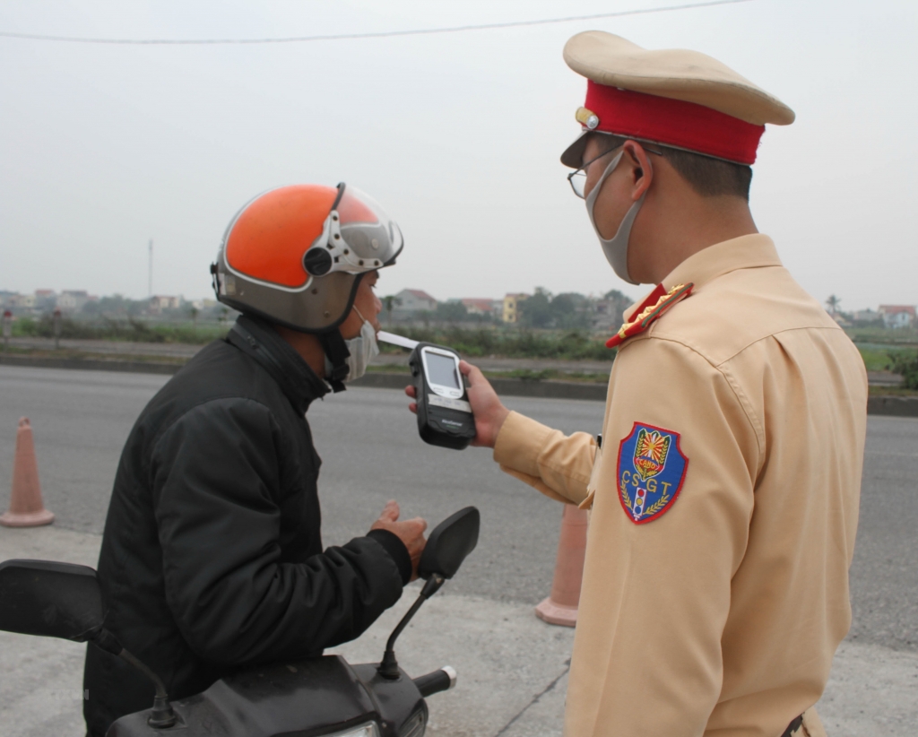 Cảnh sát giao thông kiểm tra nồng độ cồn của người điều khiển phương tiện