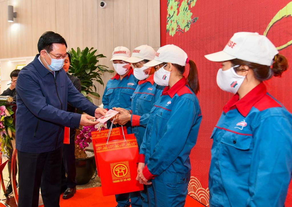 Bí thư Thành ủy Vương Đình Huệ tặng quà công nhân có hoàn cảnh khó khăn