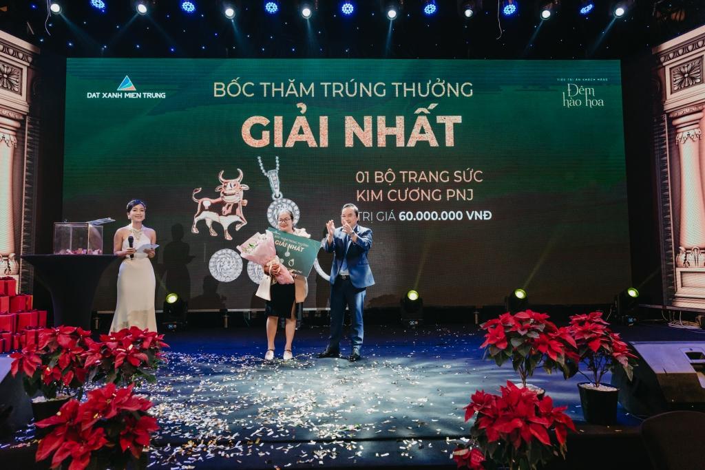 Chị Ngô Thị Ánh Hồng là người may mắn trúng giải nhất 01 bộ trang sức kim cương PNJ trị giá 60 triệu đồng.