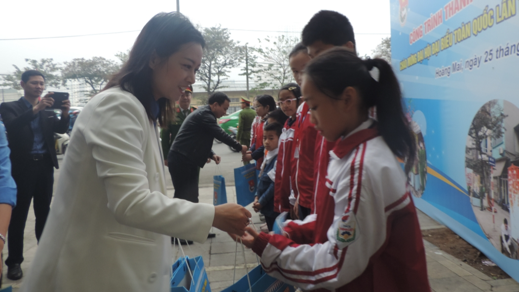 Chị Nguyễn Quỳnh Trang, Bí thư Quận đoàn Hoàng Mai trao tặng quà tới học sinh có hoàn cảnh khó khăn 