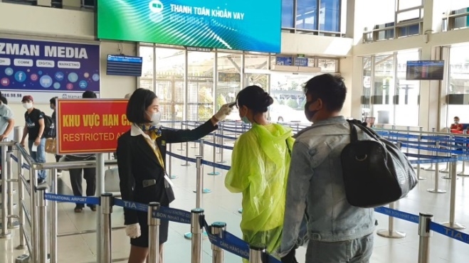 Kiểm tra thân nhiệt tại sân bay Tân Sơn Nhất (Ảnh: Tổng công ty Hàng không Việt Nam)
