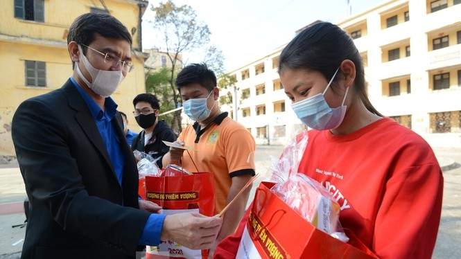 Bí thư Thường trực Trung ương Đoàn Bùi Quang Huy trao quà tới sinh viên ở lại trường đón Tết vì dịch Covid-19