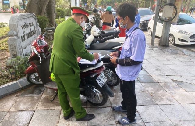 Công an quận Hoàn Kiếm xử phạt bãi trông xe thu phí sai quy định
