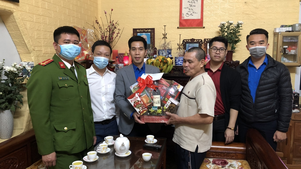 Tuổi trẻ quận Long Biên thăm, tặng quà gia đình chính sách