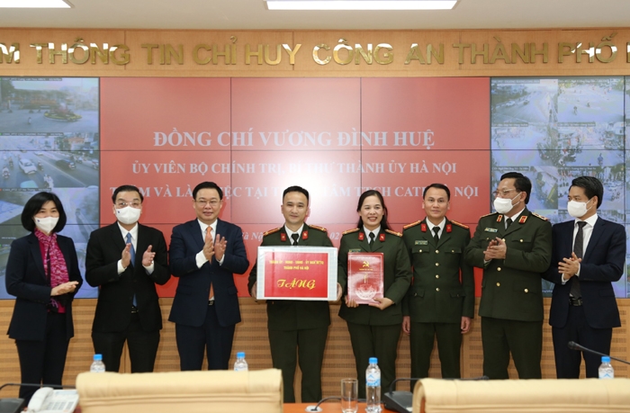 Bí thư Thành ủy Vương Đình Huệ cùng lãnh đạo Thành phố tặng quà cán bộ, chiến sĩ Trung tâm thông tin chỉ huy Công an thành phố Hà Nội  
