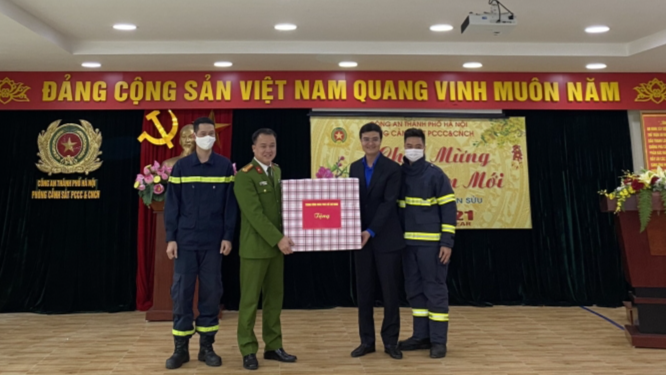 Đồng chí Bùi Quang Huy, Bí thư Thường trực Trung ương Đoàn tặng quà tới Phòng Cảnh sát phòng cháy chữa cháy và cứu nạn cứu hộ