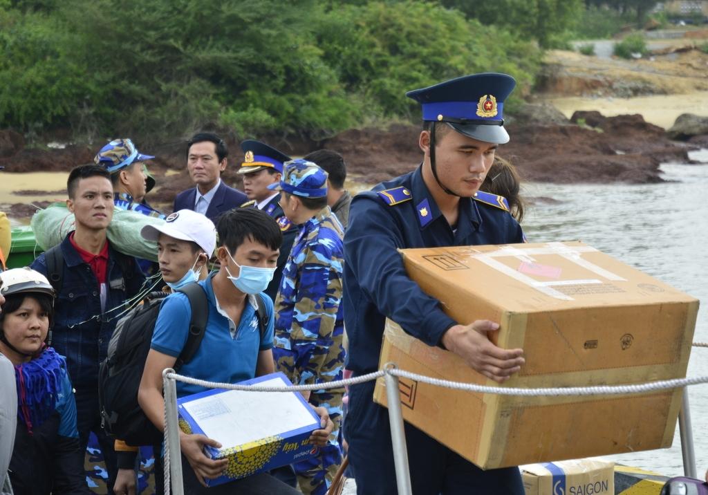 Lực lượng CSB hỗ trợ người dân đưa hàng lên đảo