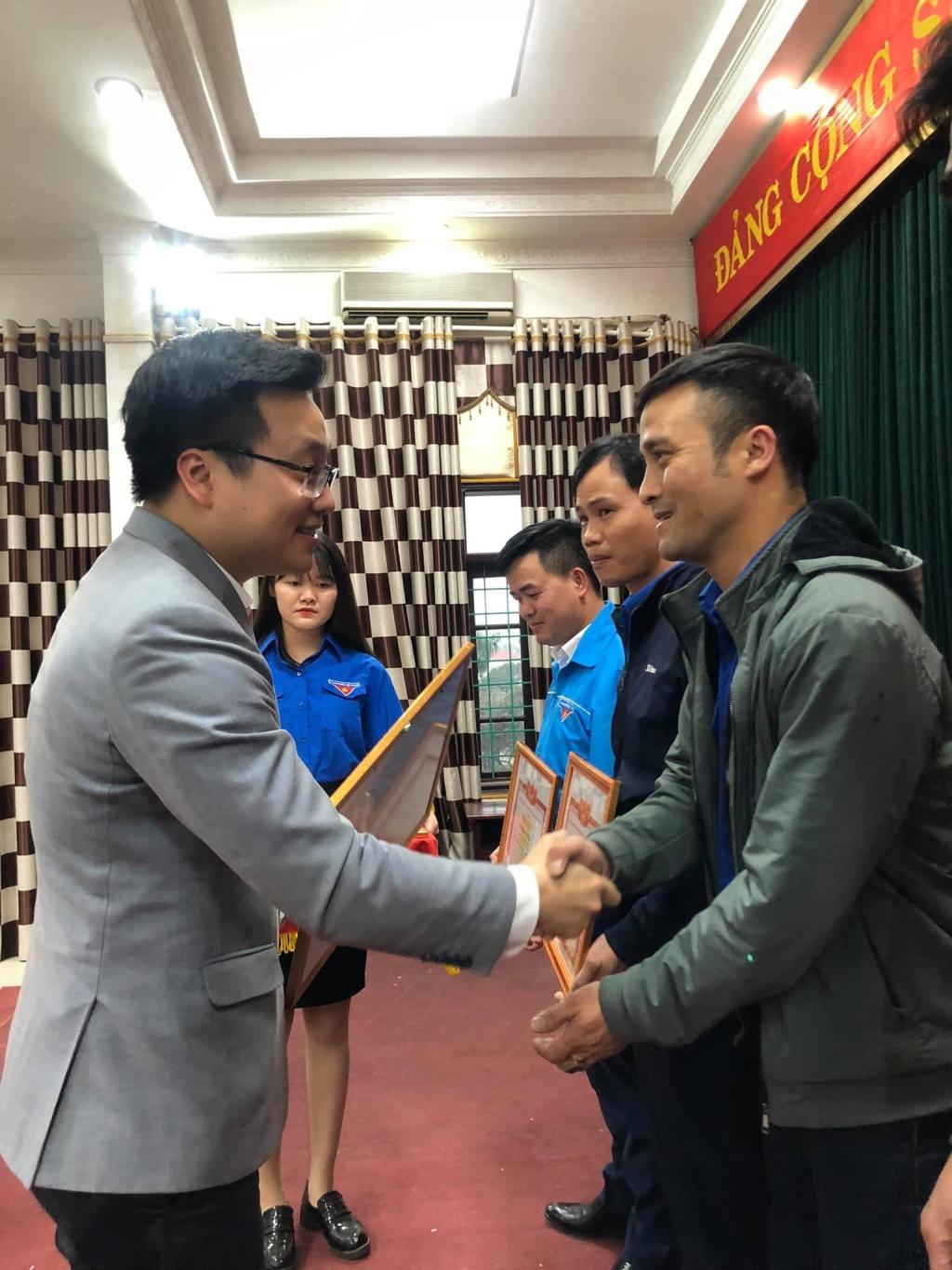 Đồng chí Trần Quang Hưng - Phó Bí thư Thành đoàn Hà Nội khen thưởng các cá nhân, tập thể xuất sắc