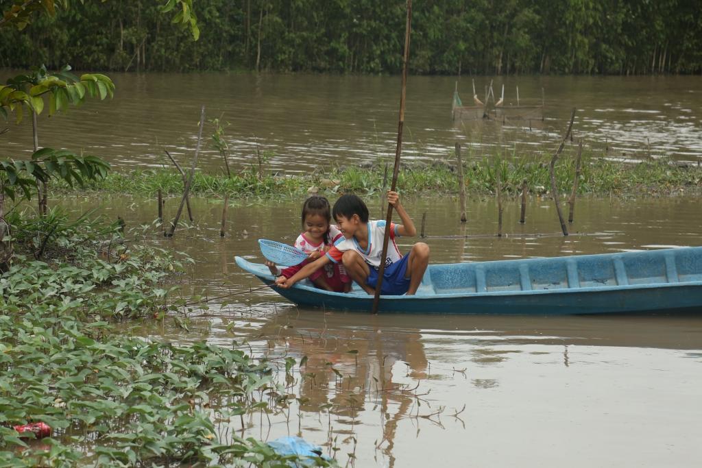 Nghệ sĩ Minh Nhí trổ tài nấu bún riêu cua, lấy tiền mang về giúp người nghèo