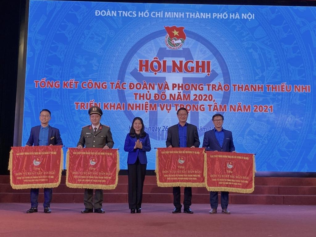 Bí thư Thành đoàn Hà Nội Chu Hồng Minh trao cờ thi đua tới các đơn vị xuất sắc dẫn đầu công tác Đoàn và phong trào thanh niên thành phố năm 2020