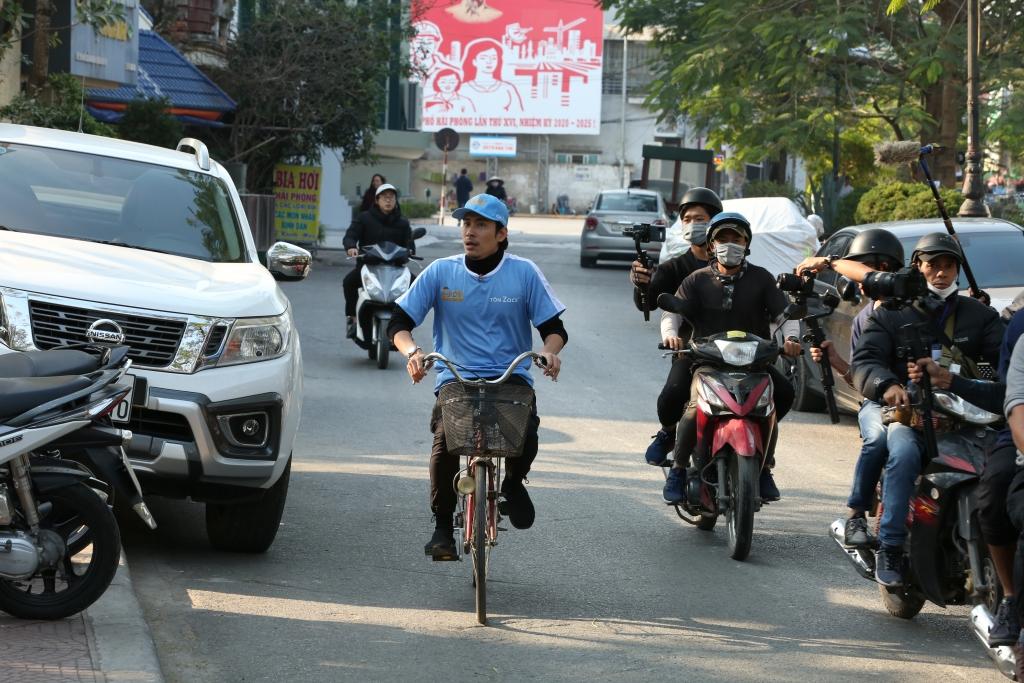 Kiều Minh Tuấn bật khóc nức nở, bỏ tiền túi ủng hộ thêm 20 triệu đồng cho người nghèo