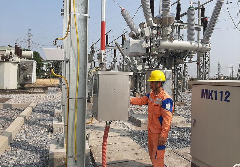 Công nhân Công ty Điện lực Hà Nam kiểm tra kỹ thuật tại TBA 110 kV Thạch Tổ, xã Thanh Hà (Thanh Liêm) phục vụ đảm bảo điện cho các trạm bơm phục vụ bơm nước đổ ải vụ Đông Xuân 2020-2021