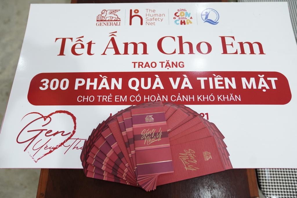 Các phần quà bao gồm tiền mặt, áo ấm, nhu yếu phẩm, tài liệu về làm cha mẹ “Sinh Con, Sinh Cha”, hướng đến mang lại một cái Tết ấm áp và hạnh phúc cho các gia đình