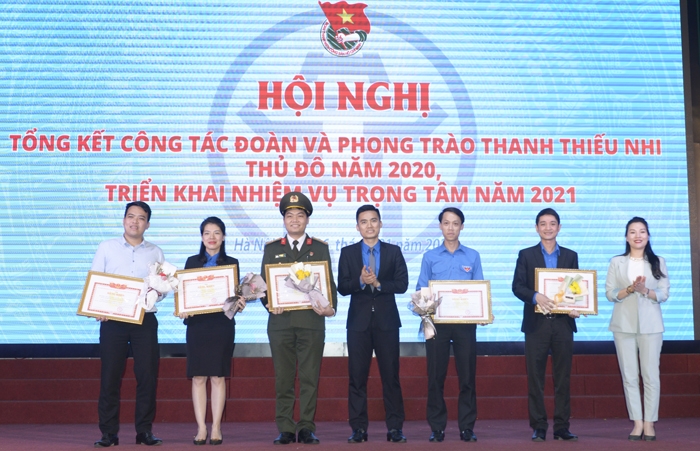 Phó Bí thư Thành đoàn Hà Nội Lý Duy Xuân và Bùi Lan Phương trao bằng khen tới các đơn vị giành giải thưởng