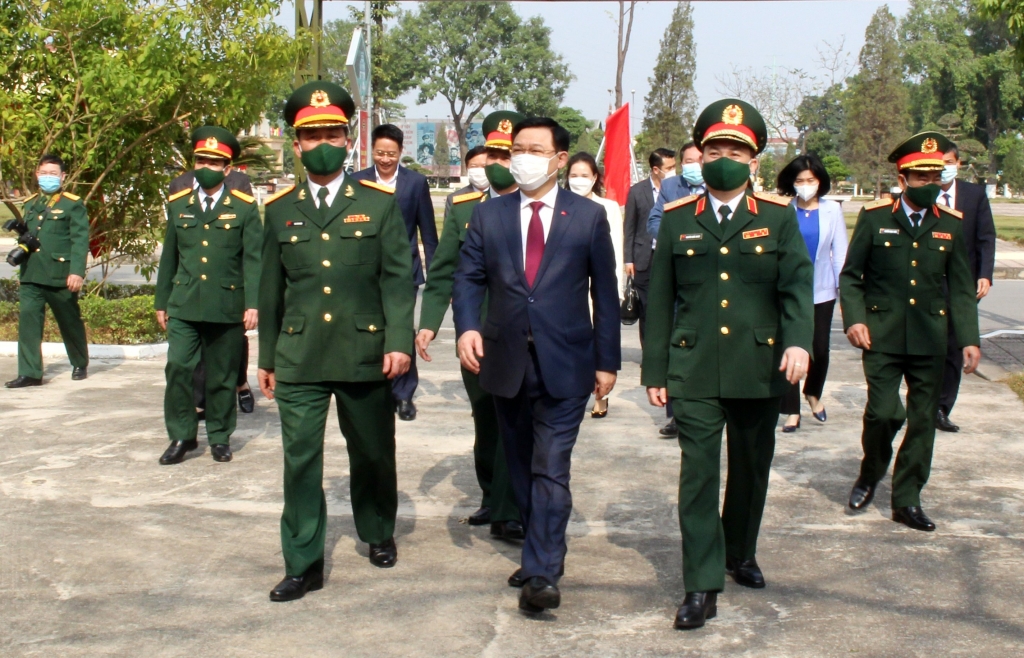 Bí thư Thành ủy Vương Đình Huệ thăm Sư đoàn Bộ binh 301