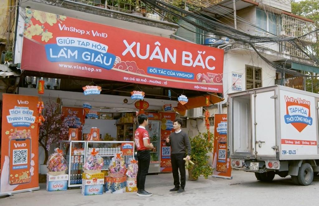 Trở thành đối tác của VinShop, Xuân Bắc “lên đời công nghệ” cửa tiệm tạp hóa của mình và ăn nên làm ra.