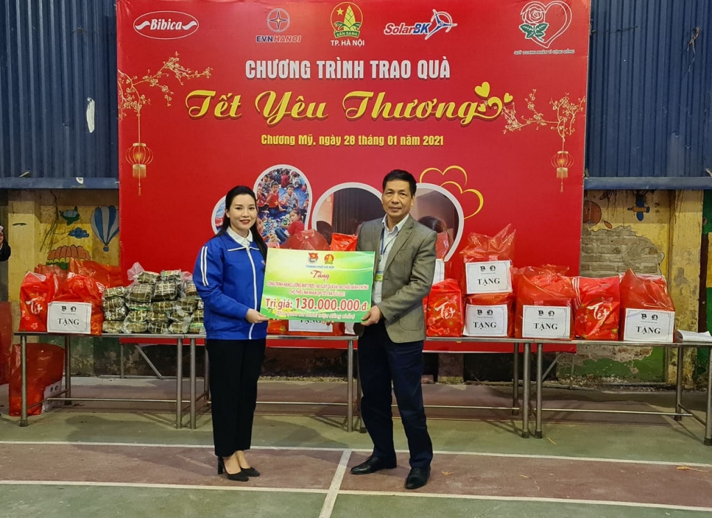 Lãnh đạo Thành đoàn Hà Nội trao quà cho Trung tâm nuôi dưỡng trẻ em khuyết tật Hà Nội