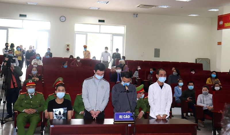 Phiên toà lưu động xét xử các bị cáo trong 3 vụ án mua bán, vận chuyển pháo nổ trái phép đã thu hút sự quan tâm của đông đảo người dân trên địa bàn huyện Gia Lâm, Hà Nội