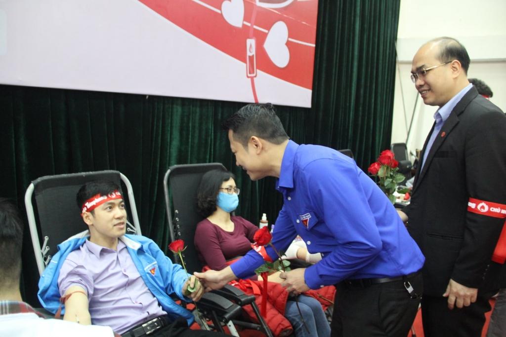 Các đồng chí lãnh đạo tặng hoa cho ĐVTN tham gia hiến máu