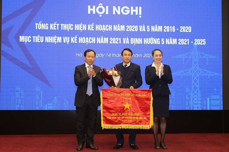 Ông Thiều Kim Quỳnh - Chủ tịch HĐTV và bà Đỗ Nguyệt Ánh – TV HĐTV, Tổng Giám đốcEVNNPC trao Cờ thi đua của Tổng công ty cho Công ty Điện lực Hưng Yên Ông Thiều Kim Quỳnh - Chủ tịch HĐTV và bà Đỗ Nguyệt Ánh – TV HĐTV, Tổng Giám đốcEVNNPC trao Cờ thi đua của Tổng công ty cho Công ty Điện lực Hưng Yên