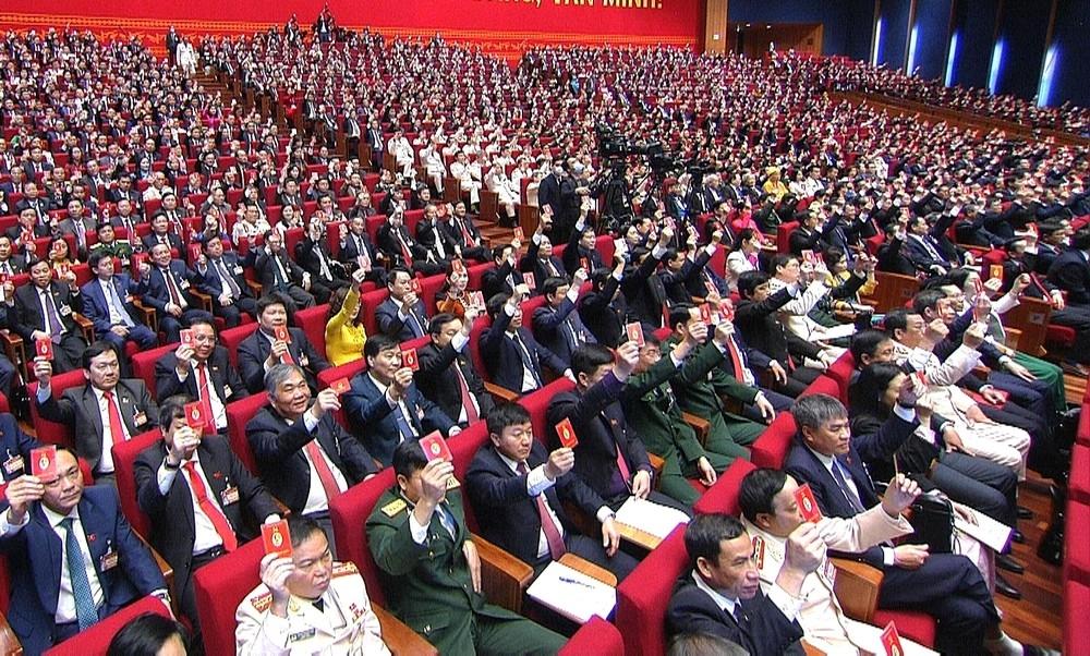 Các đại biểu biểu quyết, thông qua Nghị quyết Đại hội XIII Đảng Cộng sản Việt Nam.