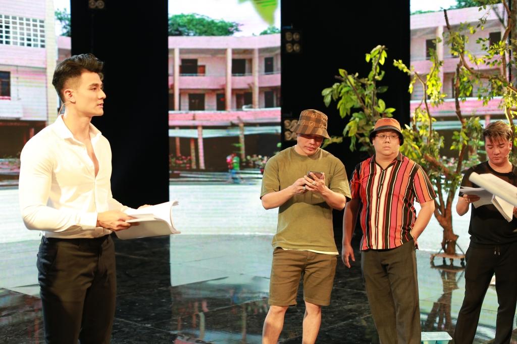 Lần đầu tham gia tập kịch Táo Xuân, “nam thần” Vĩnh Thụy được dàn nghệ sĩ tranh nhau chụp hình “sống ảo” Lần đầu tham gia tập kịch Táo Xuân, “nam thần” Vĩnh Thụy được dàn nghệ sĩ tranh nhau chụp hình “sống ảo”