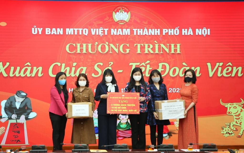 Chủ tịch Ủy ban MTTQ Việt Nam TP Nguyễn Lan Hương trao quà cho các cháu học sinh đang cách ly tại Trường Tiểu học Xuân Phương