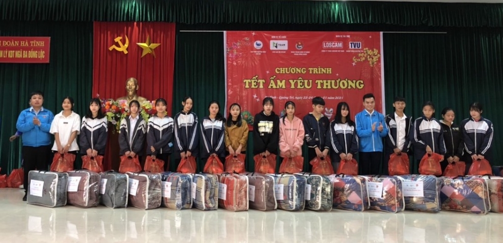 Đại diện đoàn tình nguyện trao quà tới các em học sinh miền Trung