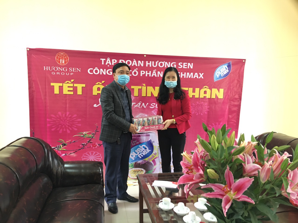 Đại diện Công ty Long Hưng, Bà Trần Thị Ngọc Bích, gửi những suất quà đến với Trung tâm Bảo trợ xã hội tỉnh Thái Bình