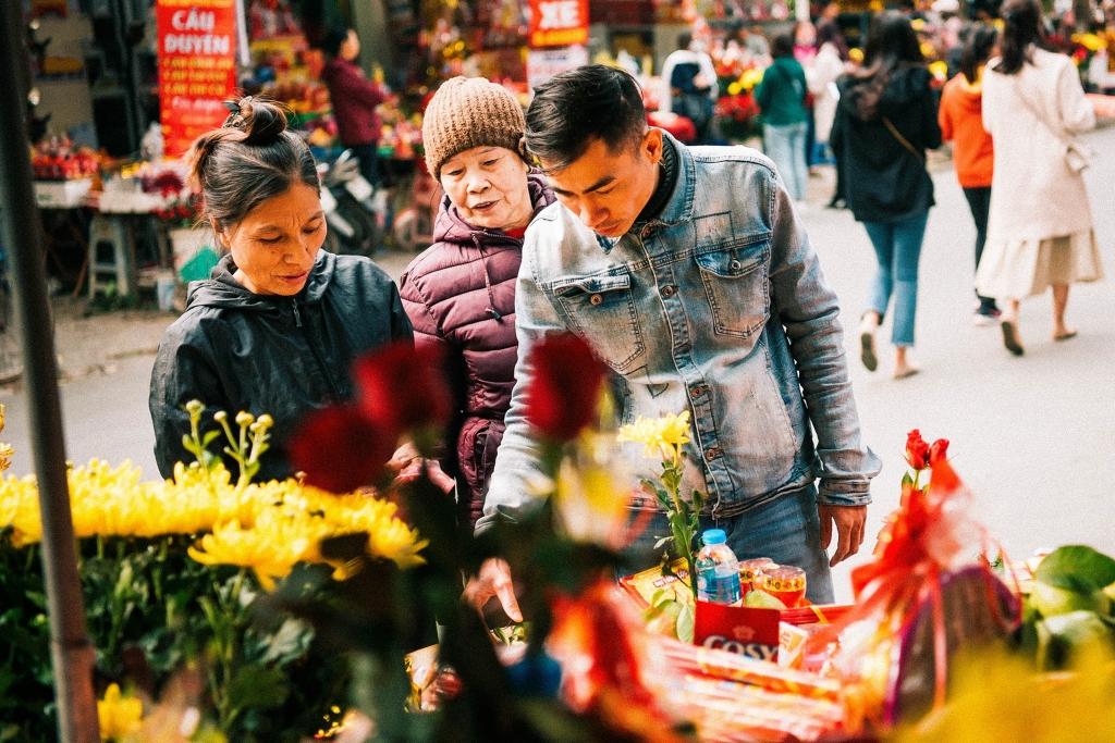 Nhiều bạn trẻ lựa chọn hàng hóa để bày lễ mang vào chùa