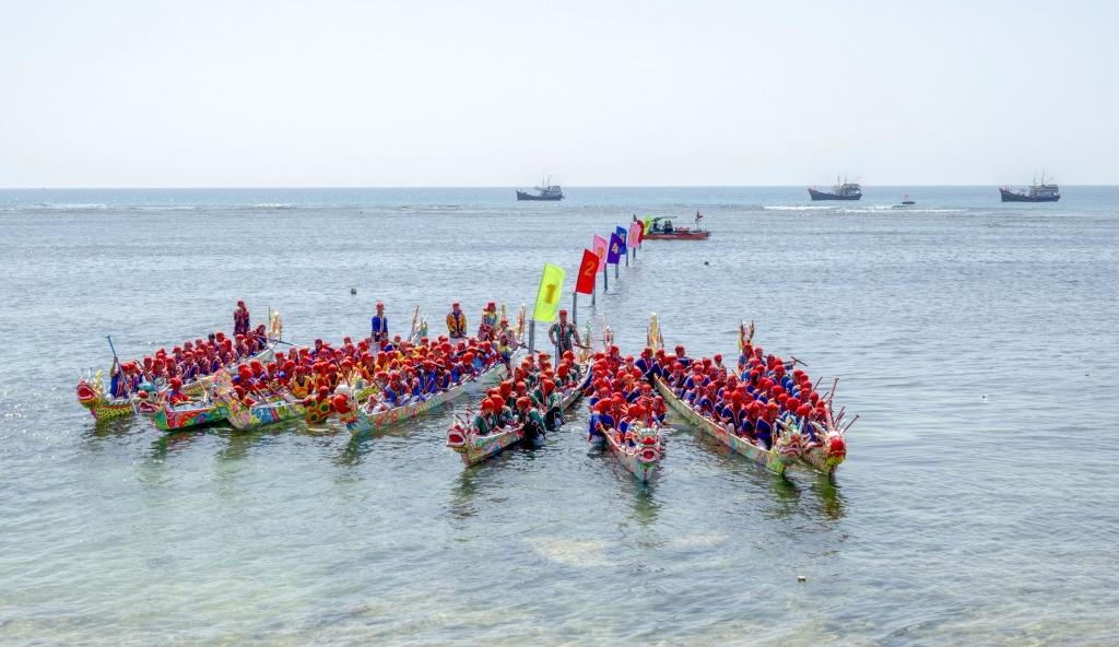 Đua thuyền Tứ linh, một trong những lễ hội thu hút nhiều du khách đến Lý Sơn