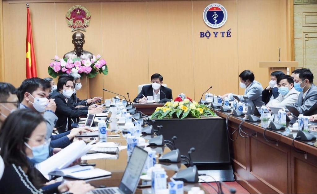 cuộc họp trực tuyến với lãnh đạo Bộ Y tế, lãnh đạo các đơn vị thuộc và trực thuộc của Bộ, kết nối với các đầu cầu là Sở Y tế và một số bệnh viện trên địa bàn hai tỉnh Hải Dương và Quảng Ninh. 