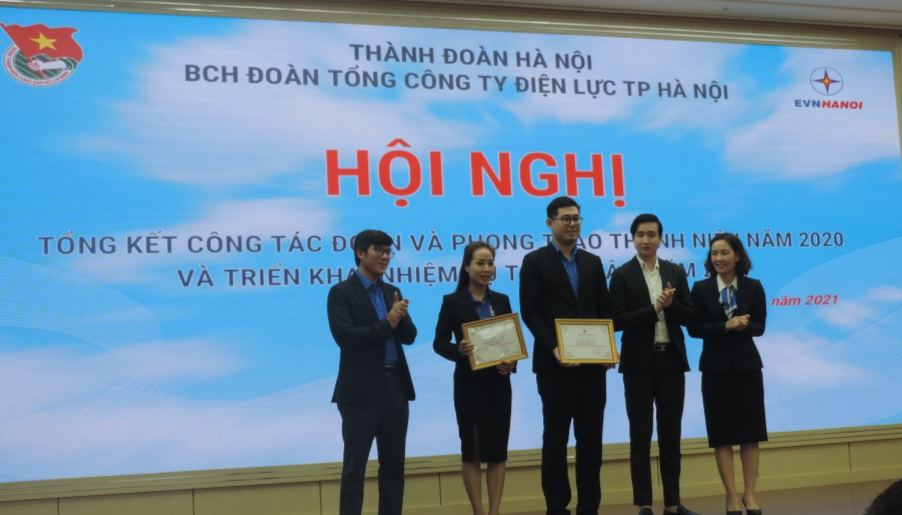 Đoàn Thanh niên EVNHANOI nhận Cờ thi đua xuất sắc của UBND thành phố
