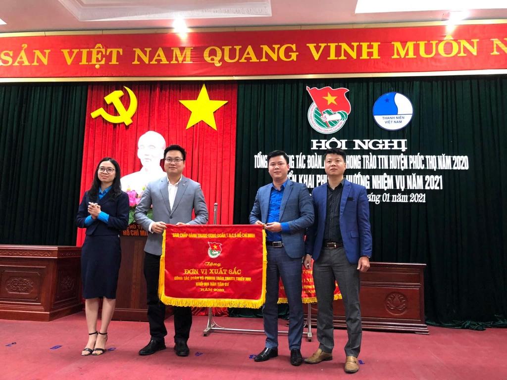 Huyện đoàn Phúc Thọ đón nhận Cờ thi đua xuất sắc của Trung ương Đoàn và BCH Thành đoàn Hà Nội