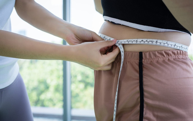 Không thể giảm cân dù đã ăn kiêng, người phụ nữ này bàng hoàng nhận ra mỡ bụng thực chất là một khối u to 33cm - Ảnh 3.