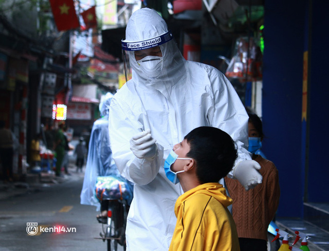 Hà Nội: Lấy mẫu xét nghiệm cho tiểu thương và người dân chợ Khương Đình sau ca dương tính SARS-CoV-2 - Ảnh 11.