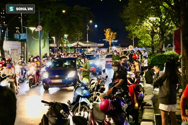 Sài Gòn tắc nghẽn chưa từng thấy trong đêm Halloween, CSGT xử phạt không xuể - Ảnh 3.