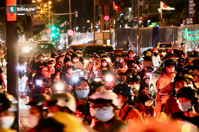 Sài Gòn tắc nghẽn chưa từng thấy trong đêm Halloween, CSGT xử phạt không xuể - Ảnh 2.
