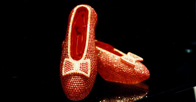 9 đôi giày đắt nhất thế giới được hội siêu giàu tán thưởng: Đôi nạm kim cương, dát vàng nguyên khối, đôi gây loá mắt vì đính mảnh thiên thạch từ thế kỉ 16 - Ảnh 6.