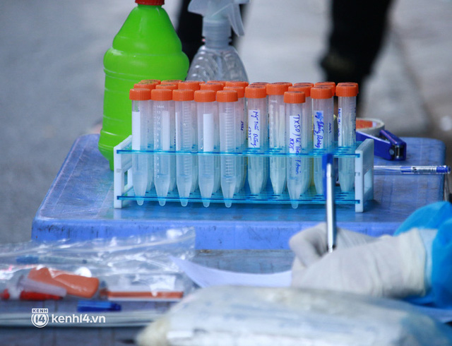 Hà Nội: Lấy mẫu xét nghiệm cho tiểu thương và người dân chợ Khương Đình sau ca dương tính SARS-CoV-2 - Ảnh 7.