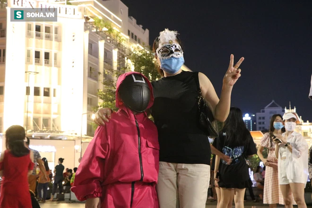 Sài Gòn tắc nghẽn chưa từng thấy trong đêm Halloween, CSGT xử phạt không xuể - Ảnh 6.