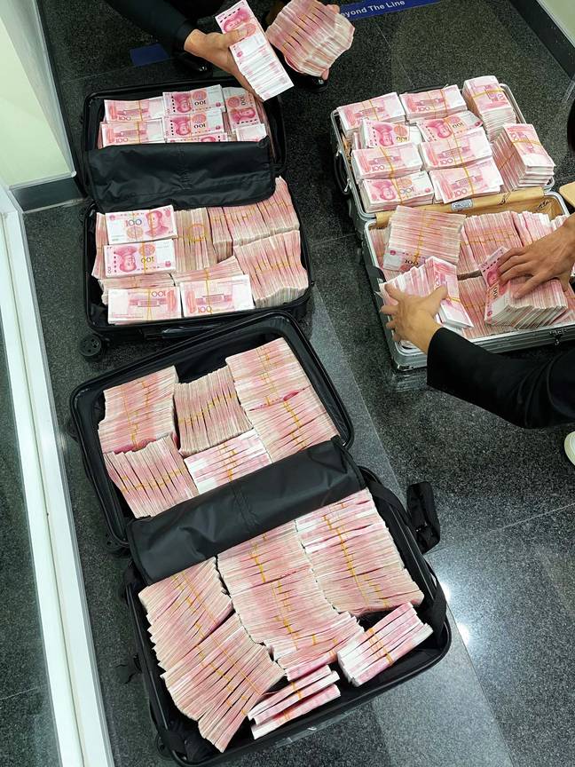 Mâu thuẫn với nhân viên, triệu phú Trung Quốc rút sạch tiền tiết kiệm và bắt ngân hàng đếm tay 50.000 tờ tiền - Ảnh 1.