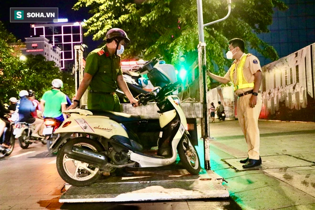 Sài Gòn tắc nghẽn chưa từng thấy trong đêm Halloween, CSGT xử phạt không xuể - Ảnh 10.