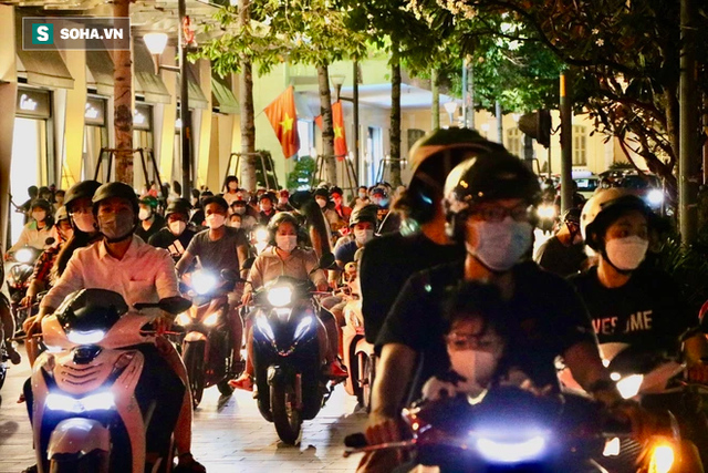 Sài Gòn tắc nghẽn chưa từng thấy trong đêm Halloween, CSGT xử phạt không xuể - Ảnh 1.