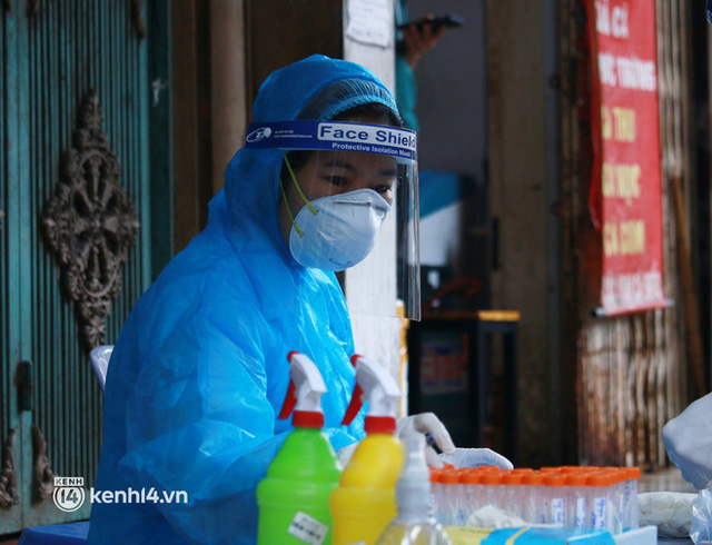 Hà Nội: Lấy mẫu xét nghiệm cho tiểu thương và người dân chợ Khương Đình sau ca dương tính SARS-CoV-2 - Ảnh 9.
