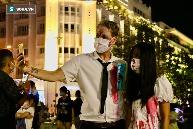 Sài Gòn tắc nghẽn chưa từng thấy trong đêm Halloween, CSGT xử phạt không xuể - Ảnh 7.