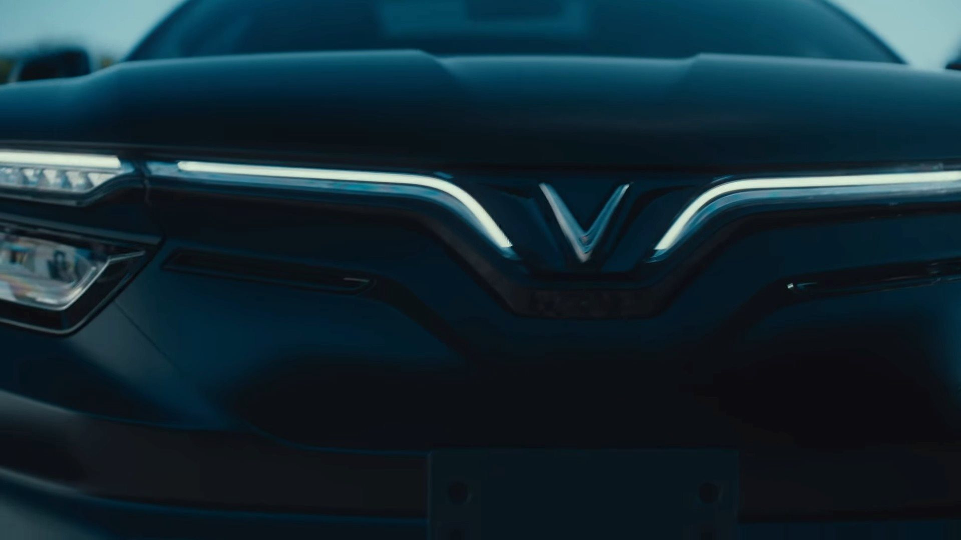 VinFast VF 8 xuất hiện cực ngầu trong MV ca nhạc của 'ông hoàng tỷ view' J Balvin, được hộ tống bằng 2 chiếc Mercedes G63- Ảnh 2.