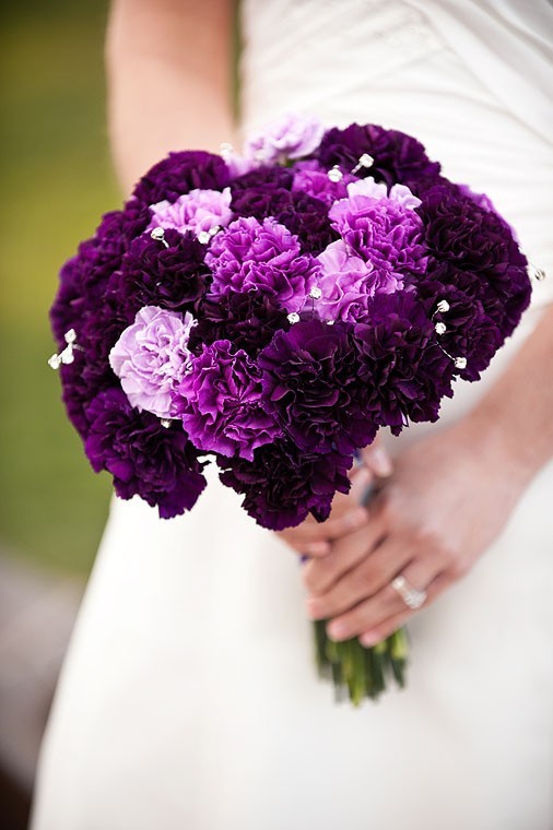 Hoa cầm tay cô dâu màu tím